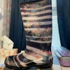 Womens waterproof rain boots- Kamik floral and stripe. Size 10. New in box